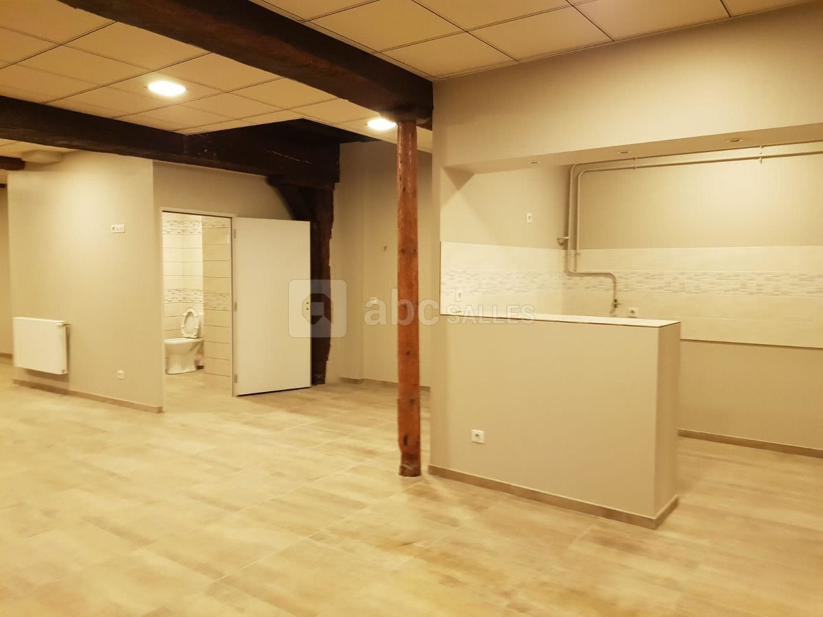 Salle avec vue sur cuisine et WC/Salle de bain (autre vue)
