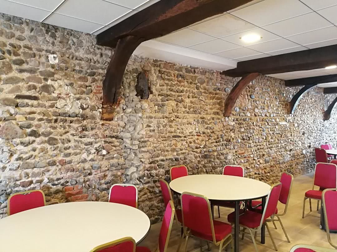 SALLE AVEC TABLES RONDES