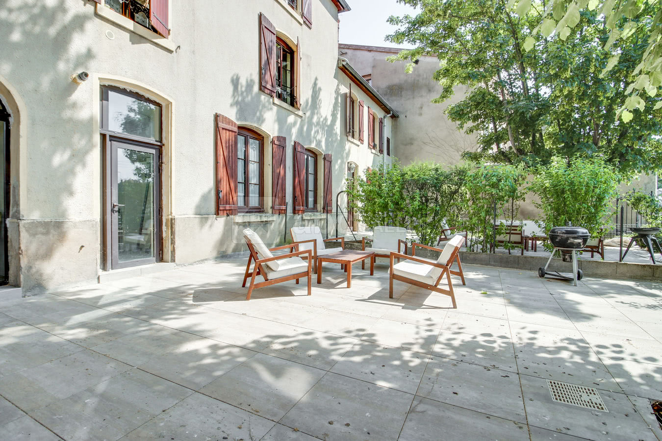 Cour de la résidence avec salon de jardin