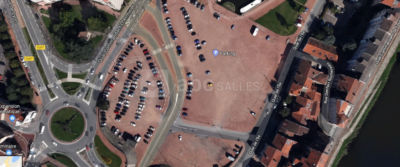 Immense parking gratuit en face de la chapelle