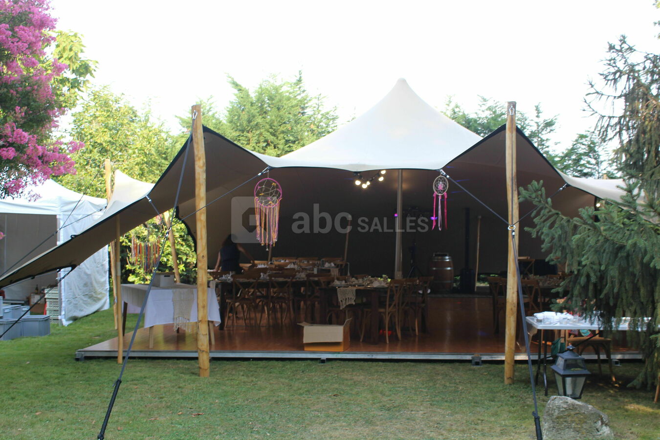 Parc extérieur avec tente aménagée