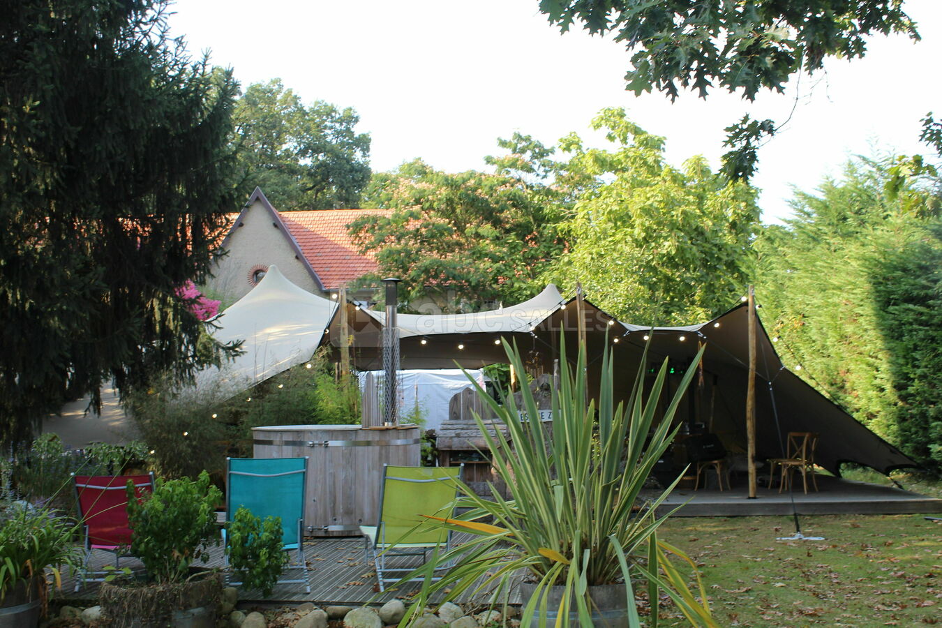 Parc extérieur avec tente aménagée