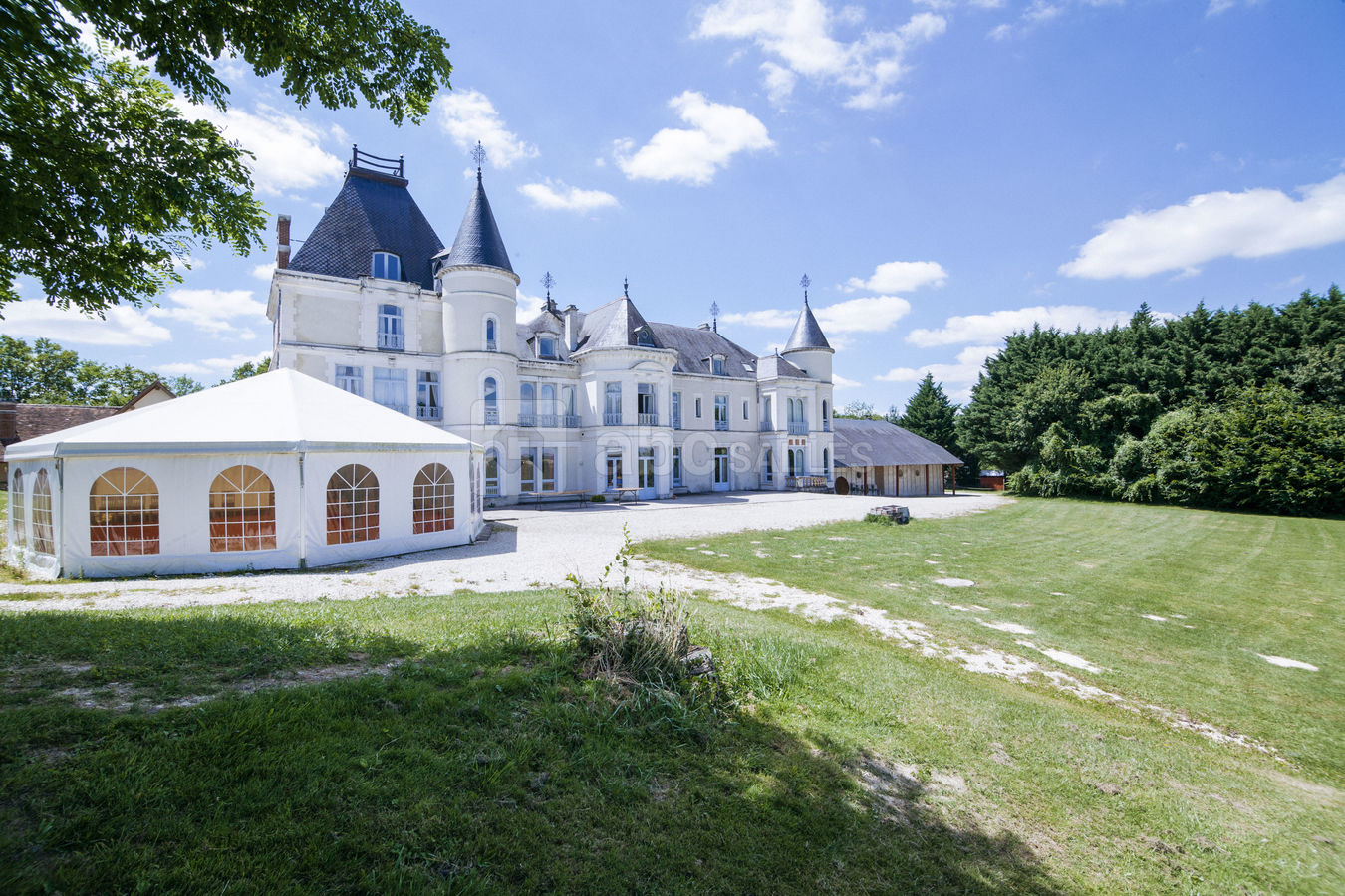 Vue extérieure et châpiteau