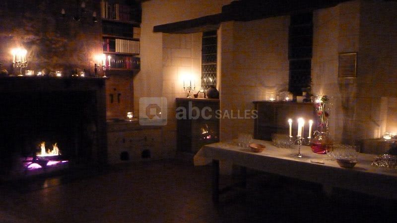 Cocktail cosy et chaleureux un soir d'hiver dans la chapelle haute