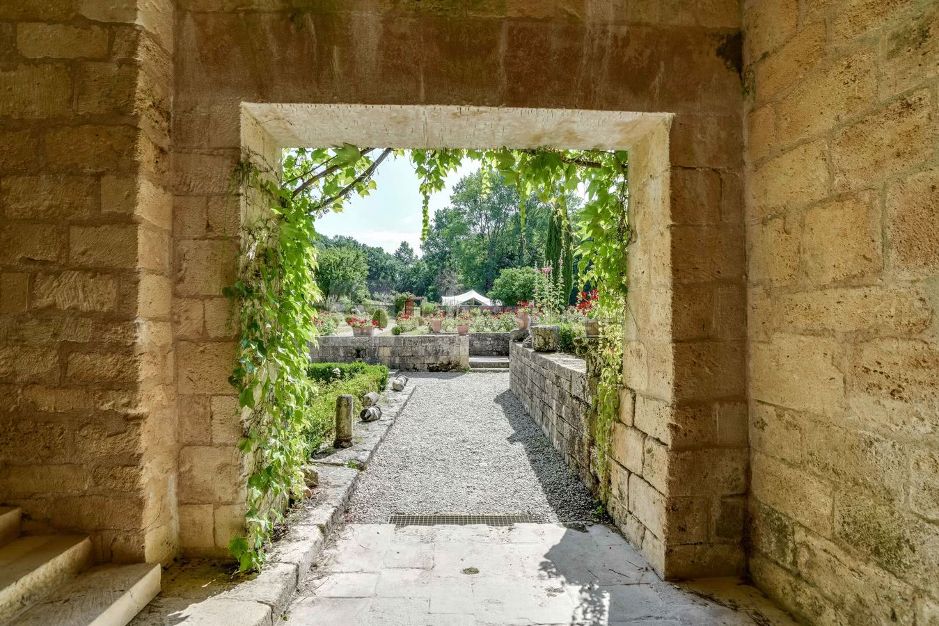 Vue sur les jardins à la française depuis le couloir parloir