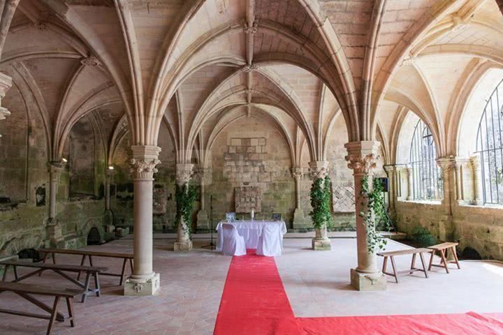 Cérémonie laïque dans la salle capitulaire