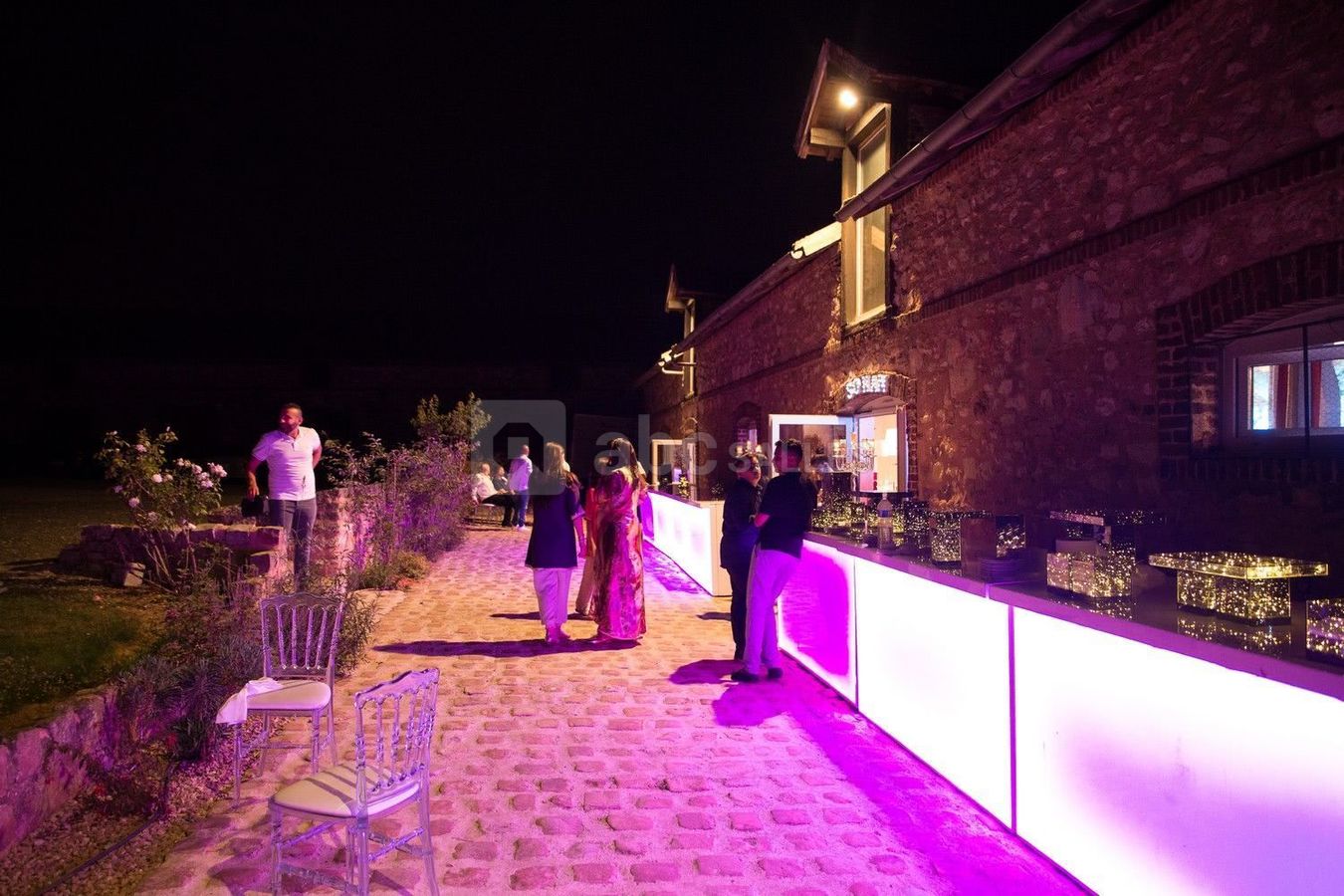 Allée extérieure de nuit