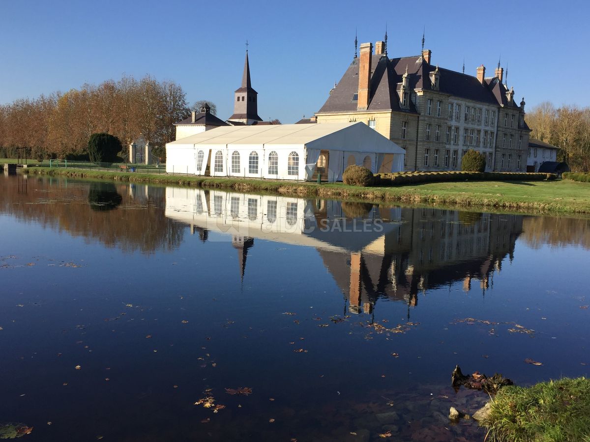 Le château vu de l'étang