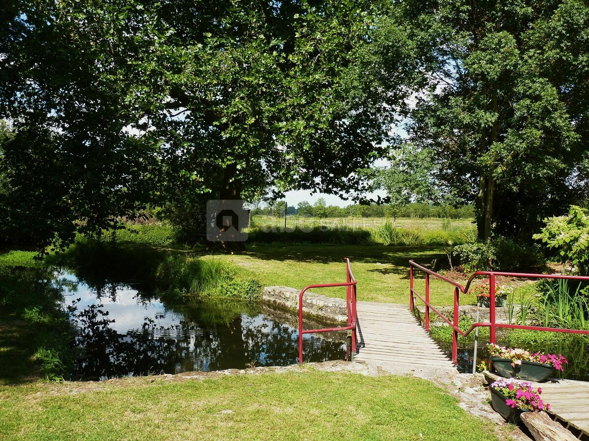 Le pont rouge au-dessus du Bruant
