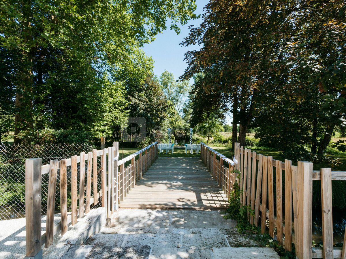 Pont vers cérémonie laïque ou autre animation