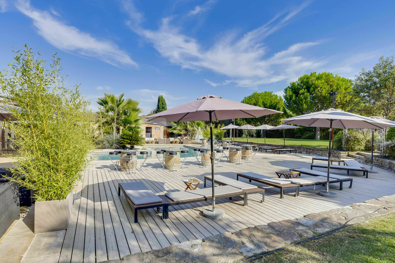 Espace piscine -- terrasse extérieure