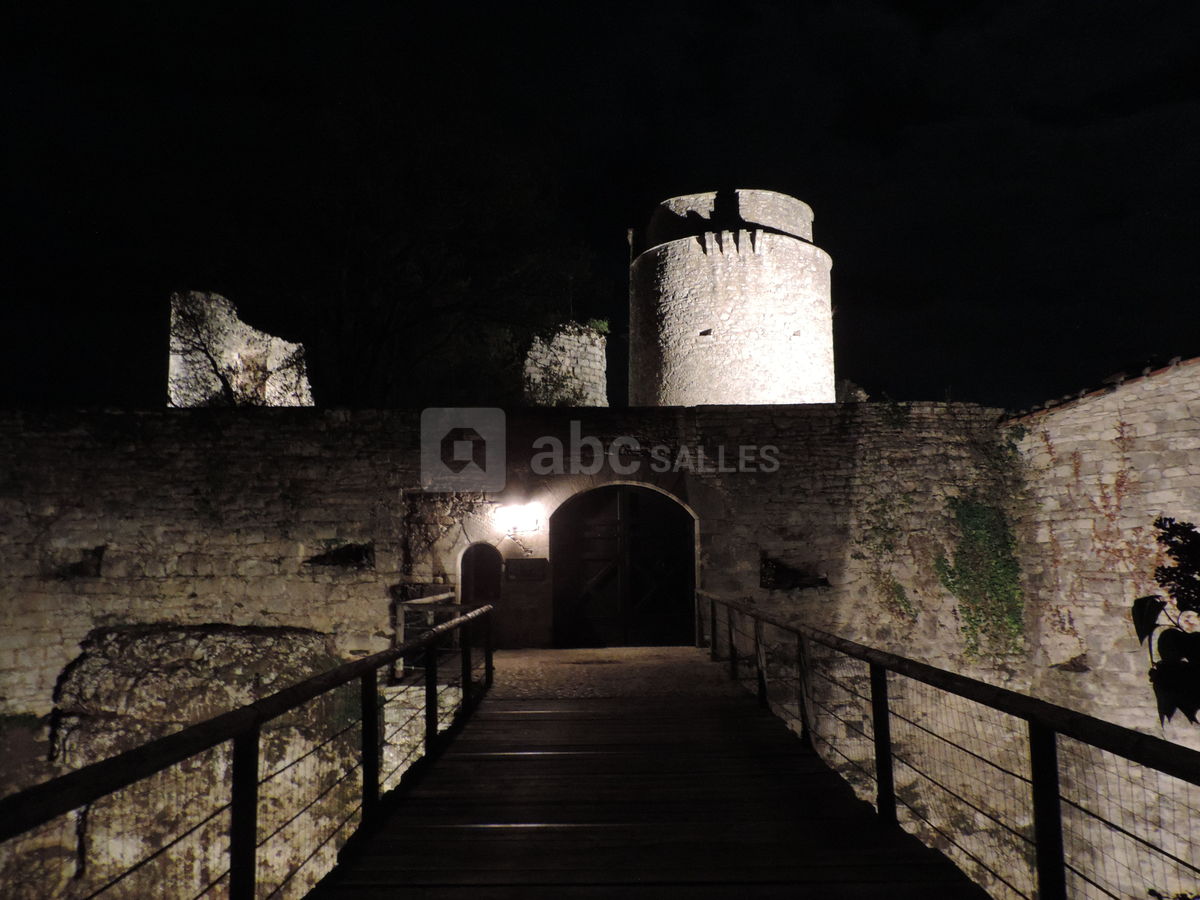L'entrée, de nuit