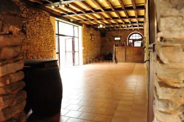 Salle d'accueil : bar et vestiaire