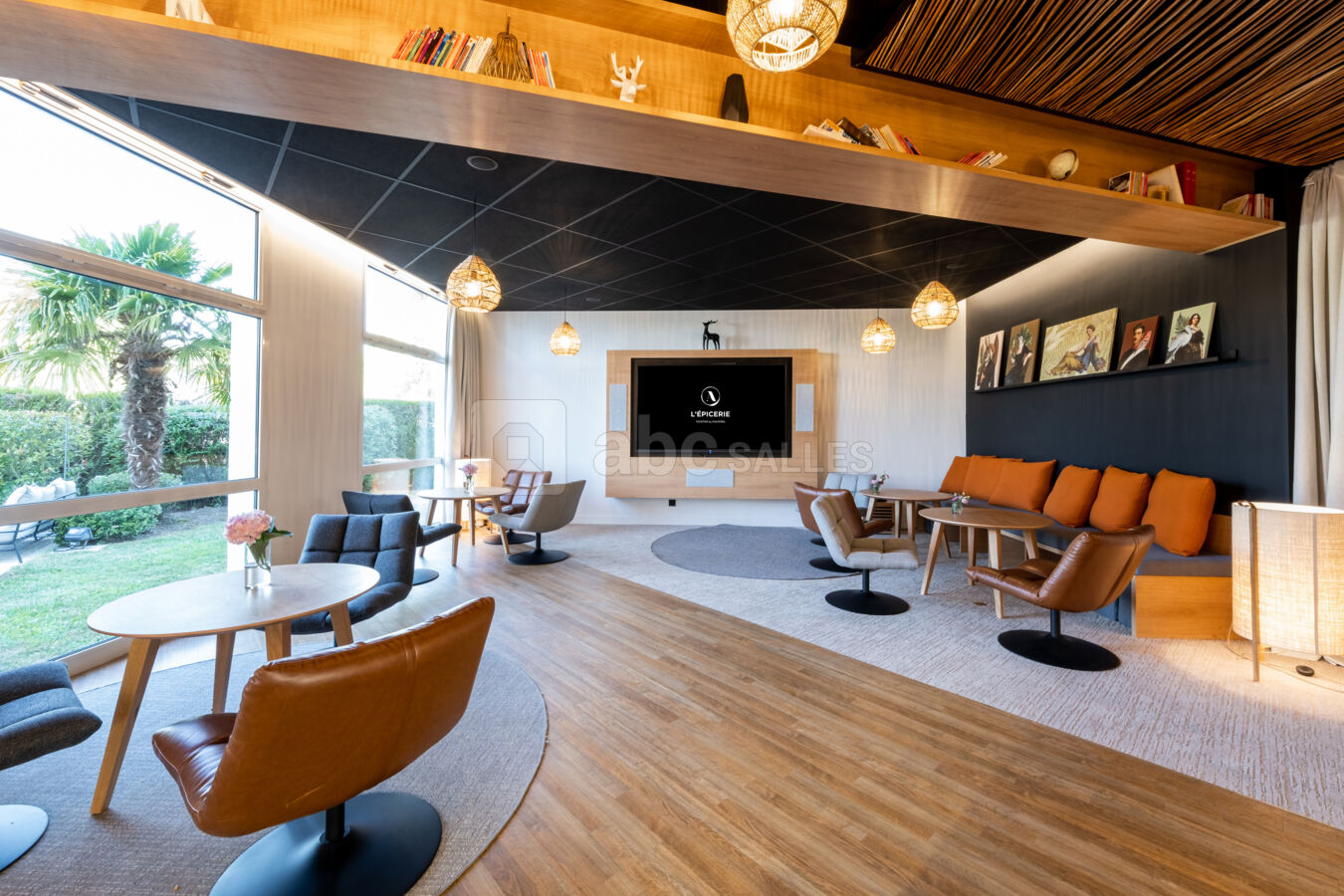 CINE LOUNGE