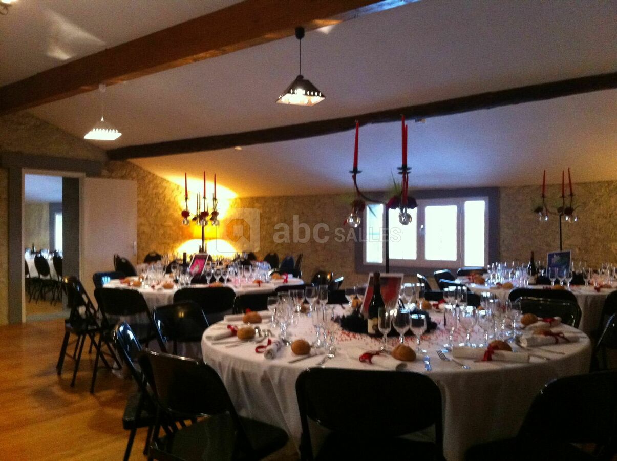 Diner servi sur la mezzanine de 70 m²