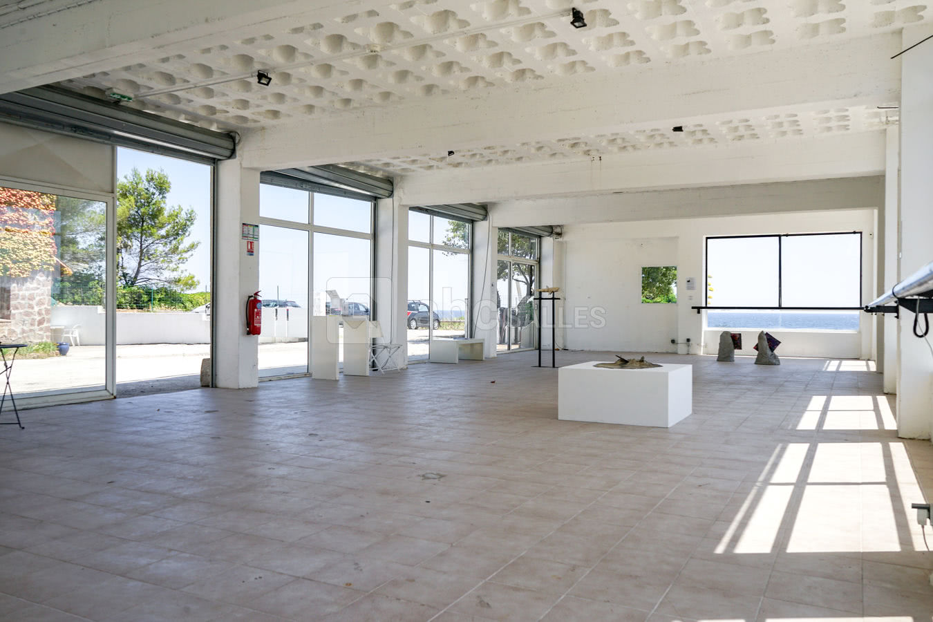 Salle en installation galerie vue mer