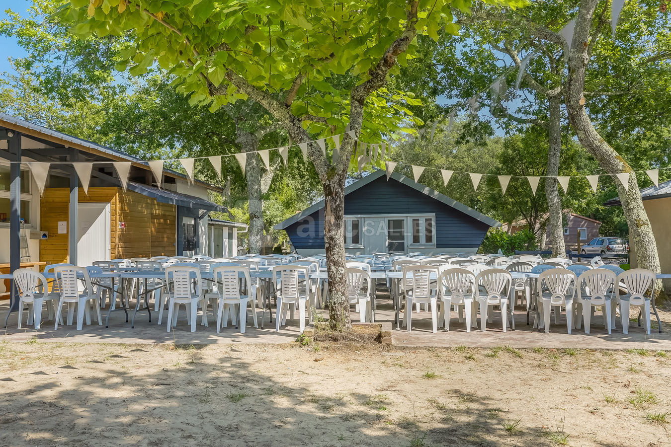 Terrasse près du préau