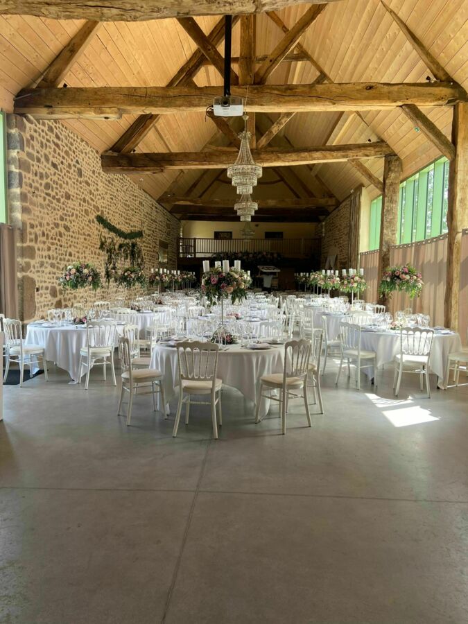 Salle de réception tables rondes