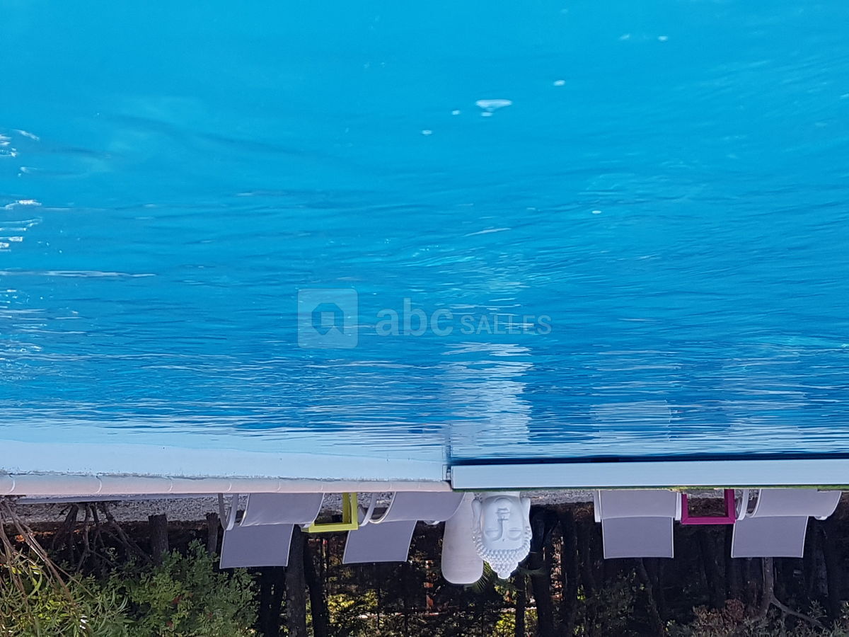 La piscine et jacuzzi