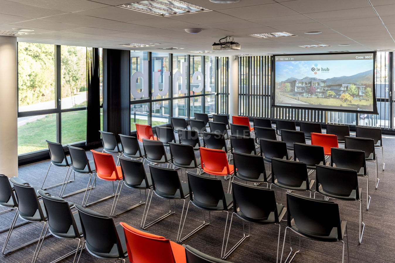 Salle ALTITUDE 3228 en configuration conférence ou plénière