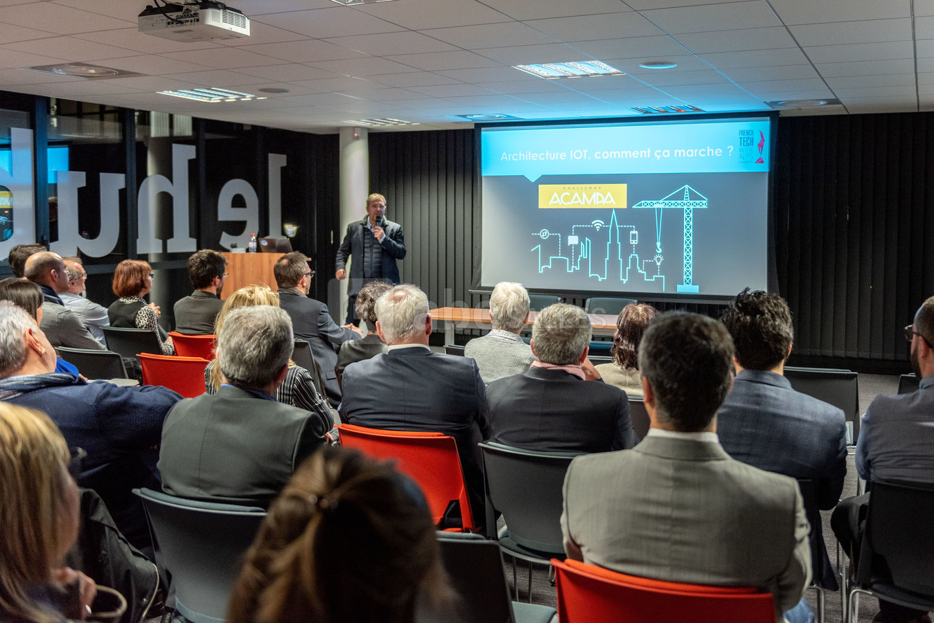 Salle ALTITUDE 3228 en configuration conférence ou plénière