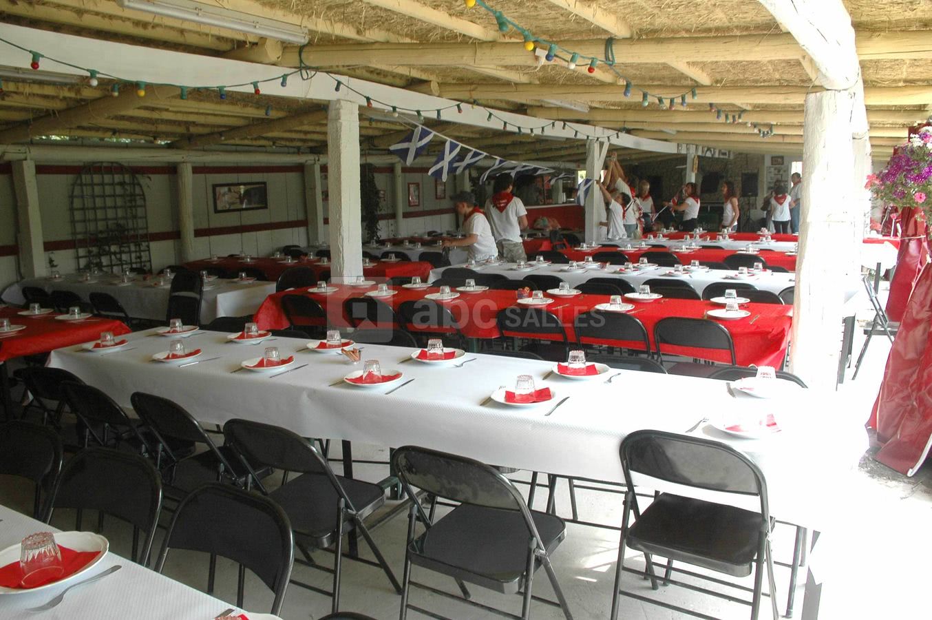 Préparation d'une cérémonie à Manade Caillan