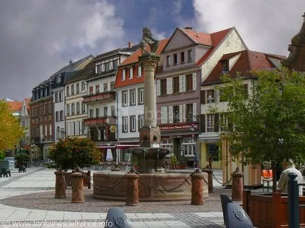 Fontaine de la place de l'hôtel de ville de molsheim