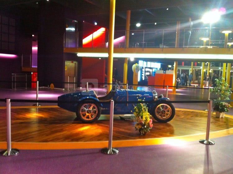 Exposition de la bugatti du cinéma dans le lounge