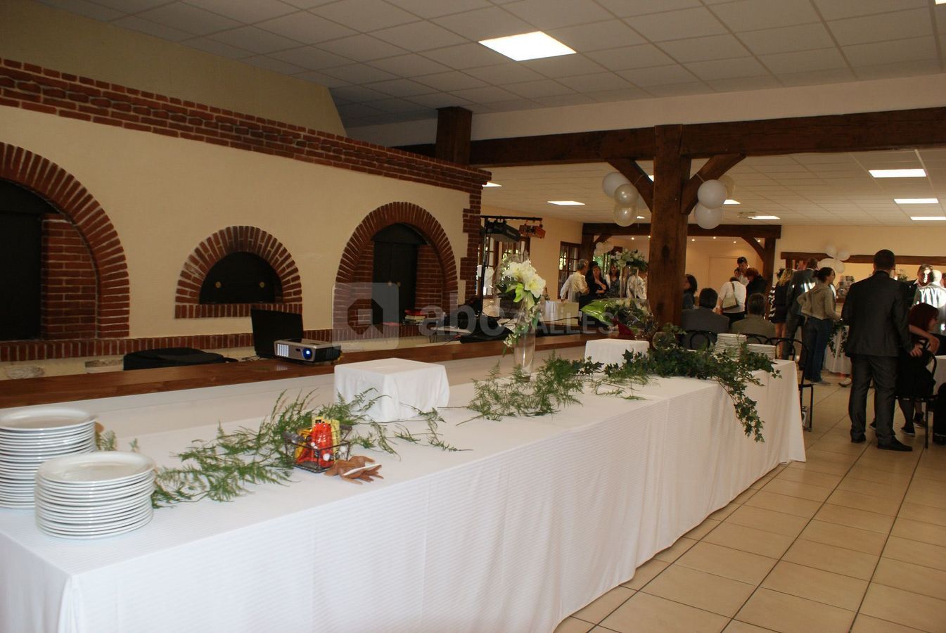 Buffet dressé devant le four à pain
