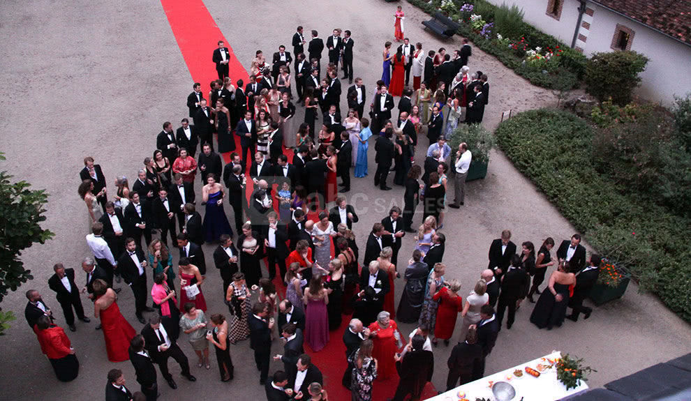 Tapis rouge dans la cour