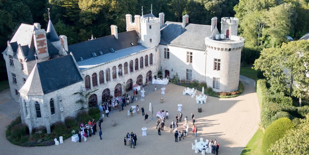 La cour (CHATEAU)