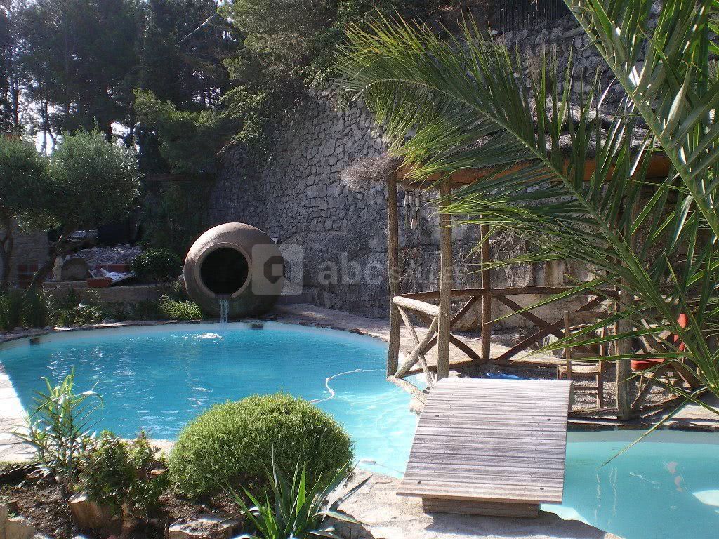 Les abords de la salle folies