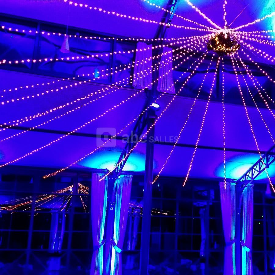 Guirlandes lumineuses mises en place par le lieu