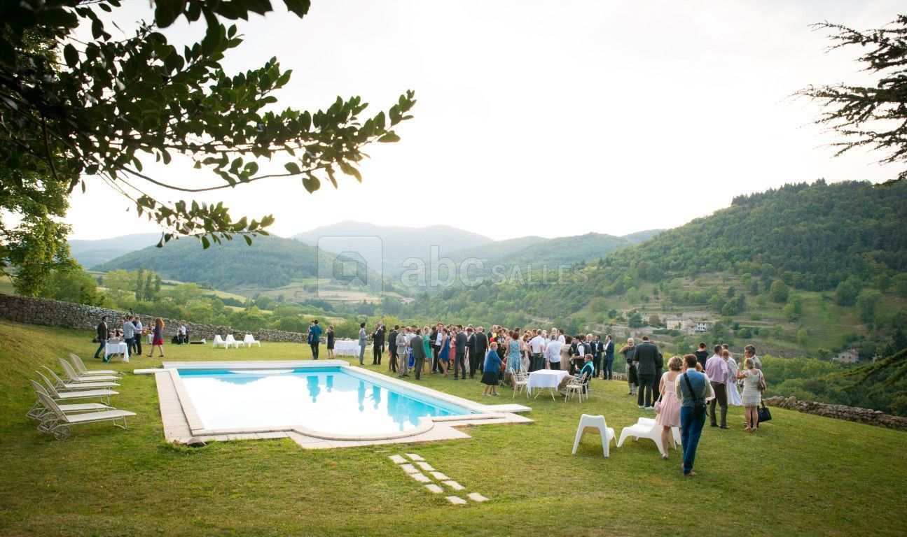 Vin d'honneur autour de la piscine