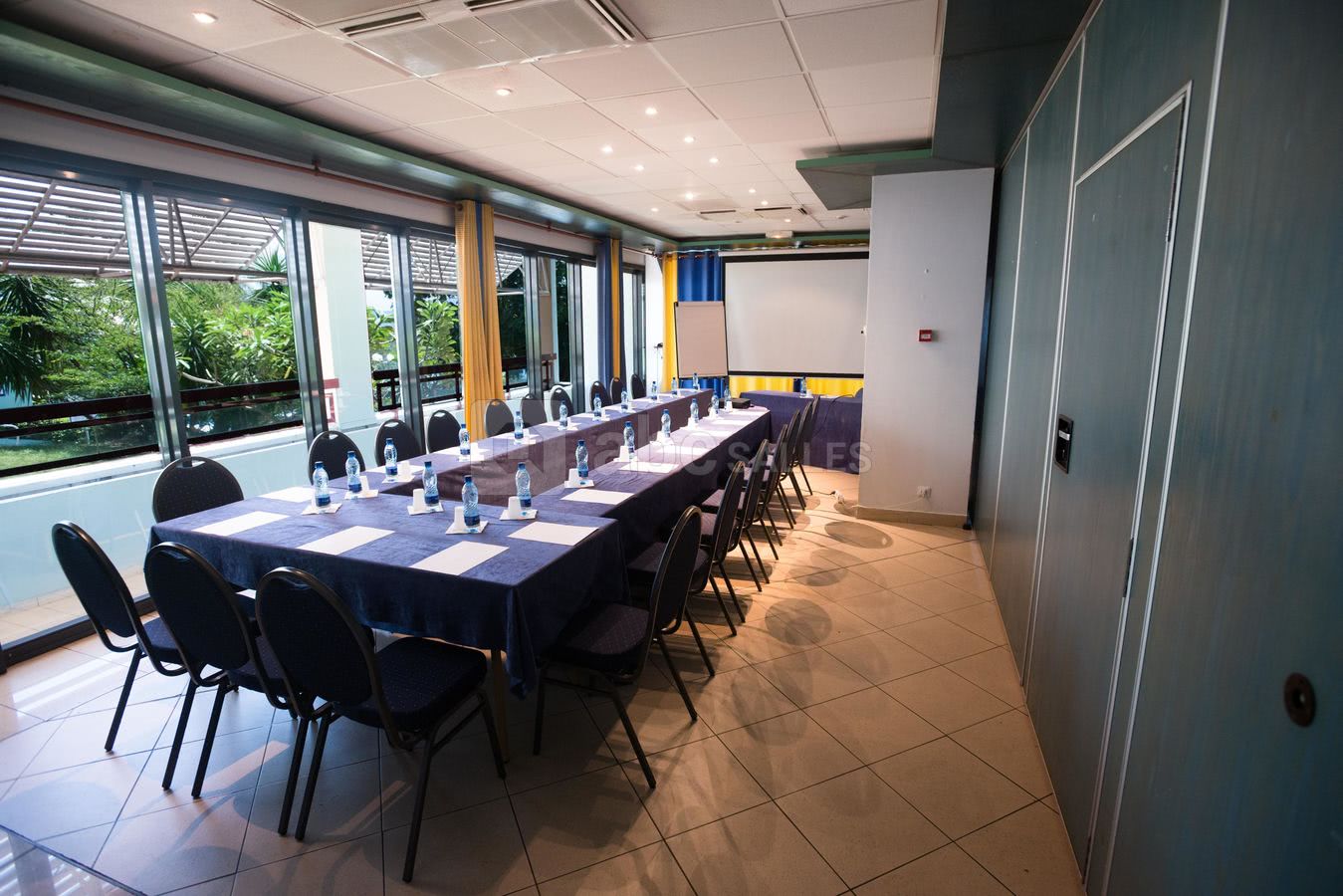 Salle de réunion en U