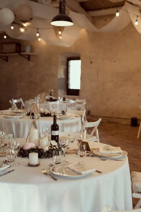 Photo de tables décorées pour un mariage au château de Bois Rigaud