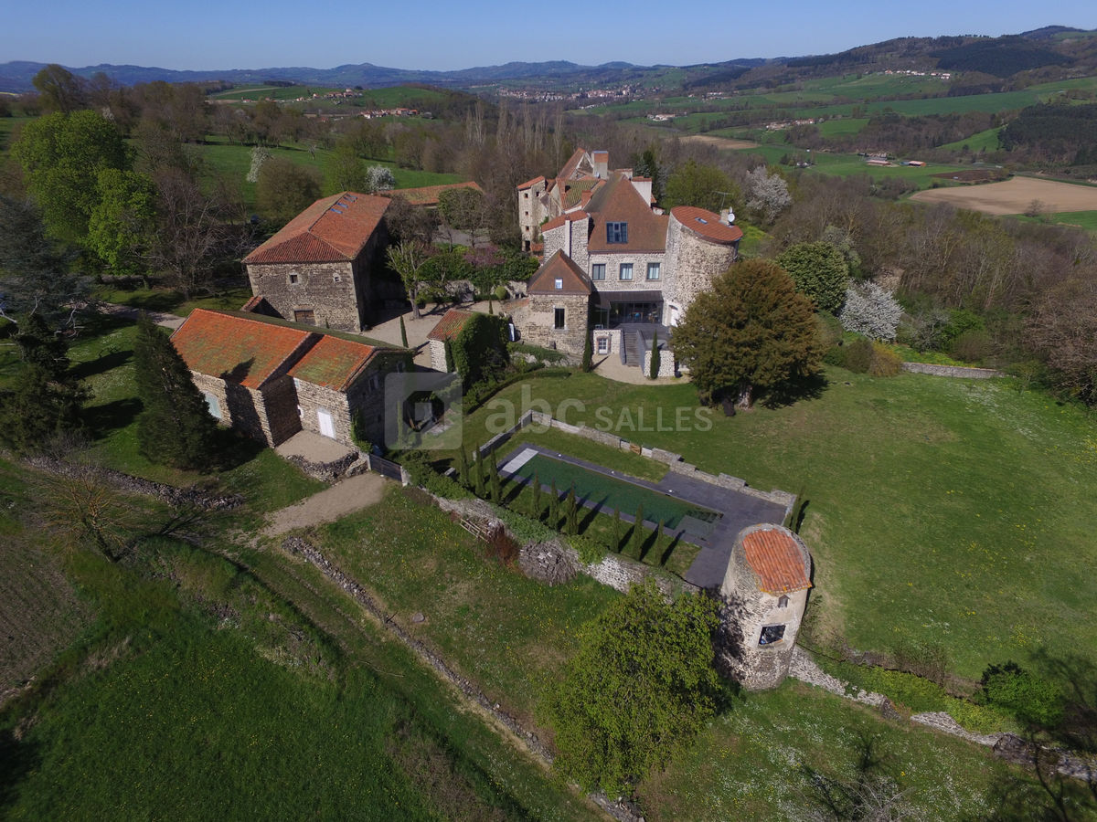 Vue aérienne du Château de Bois Rigaud dans le Puy-de-Dôme