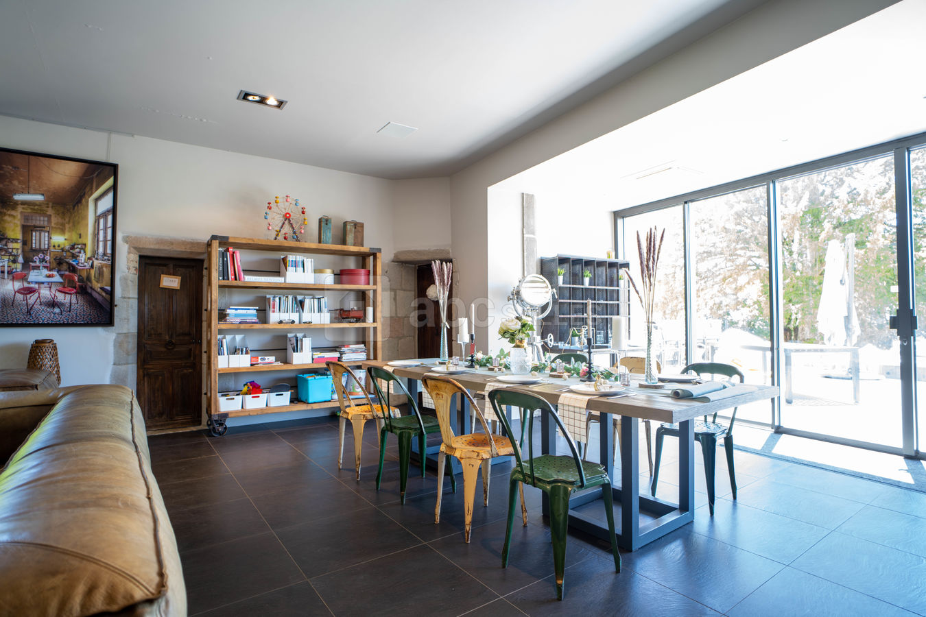 Le grand salon est connecté à une terrace ensoleillée