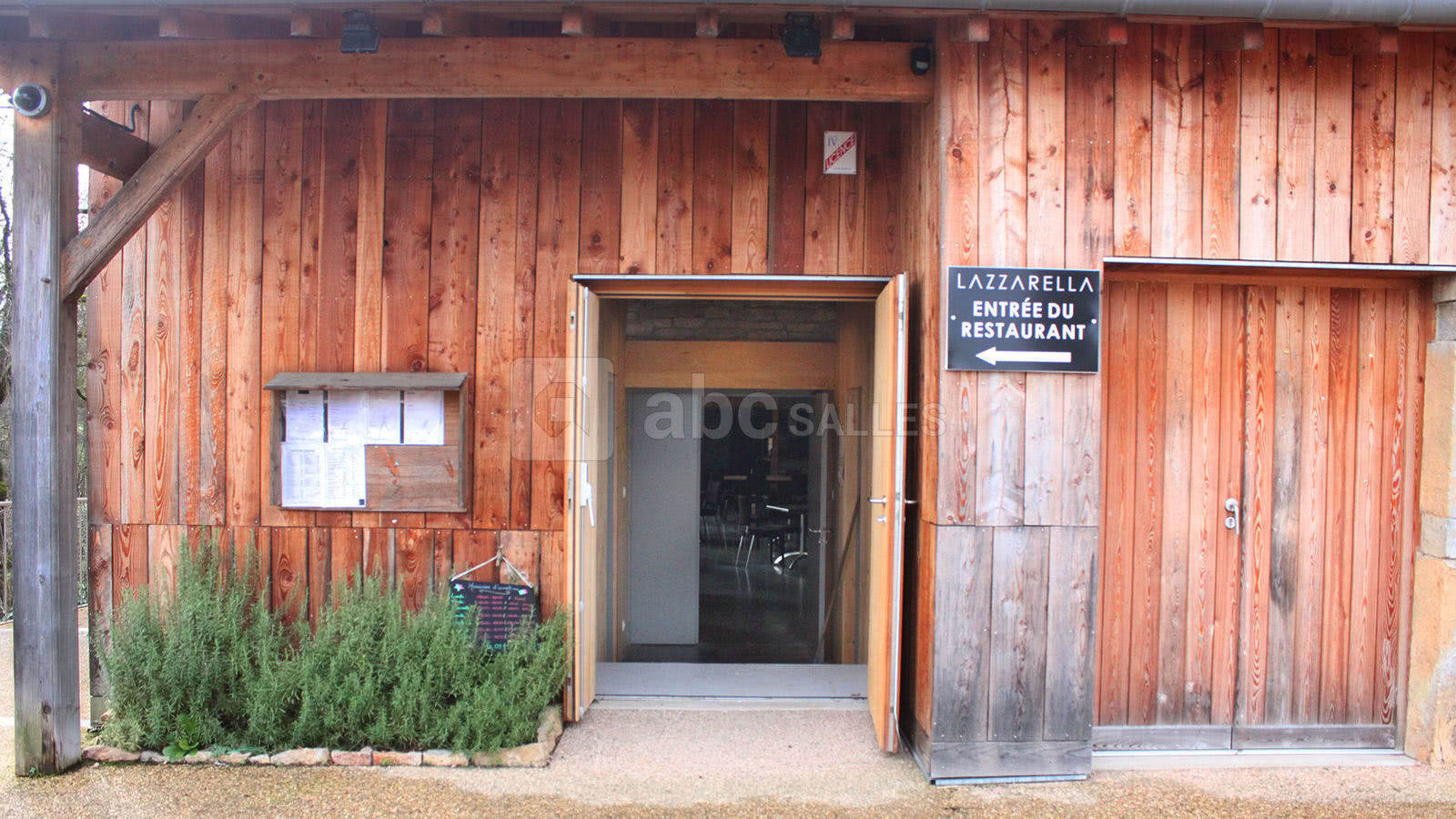 Une des entrées de la salle