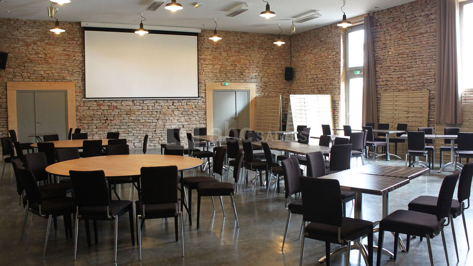 Intérieur de la salle côté écran