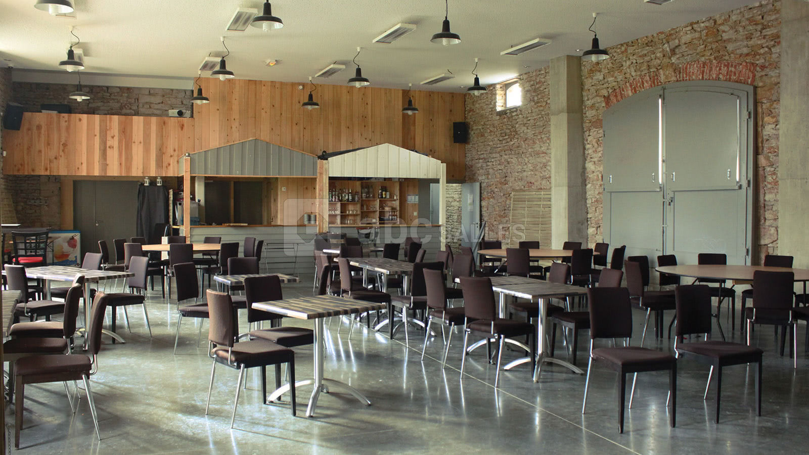 Intérieur de la salle côté bar et sono / projecteur