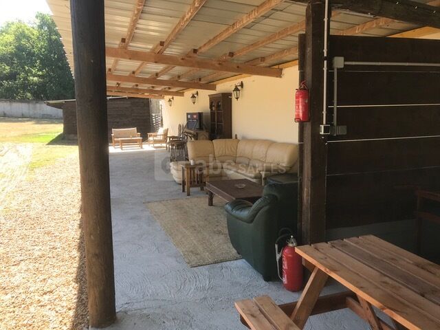 Préau couvertLe Chardonnay/ mobilier compris