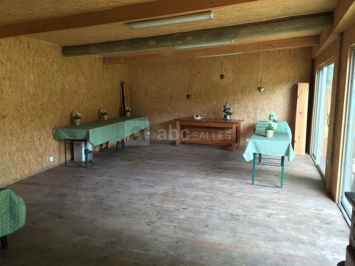 Le Chardonnay/  salle intérieure avec 5 tables pliantes et banc