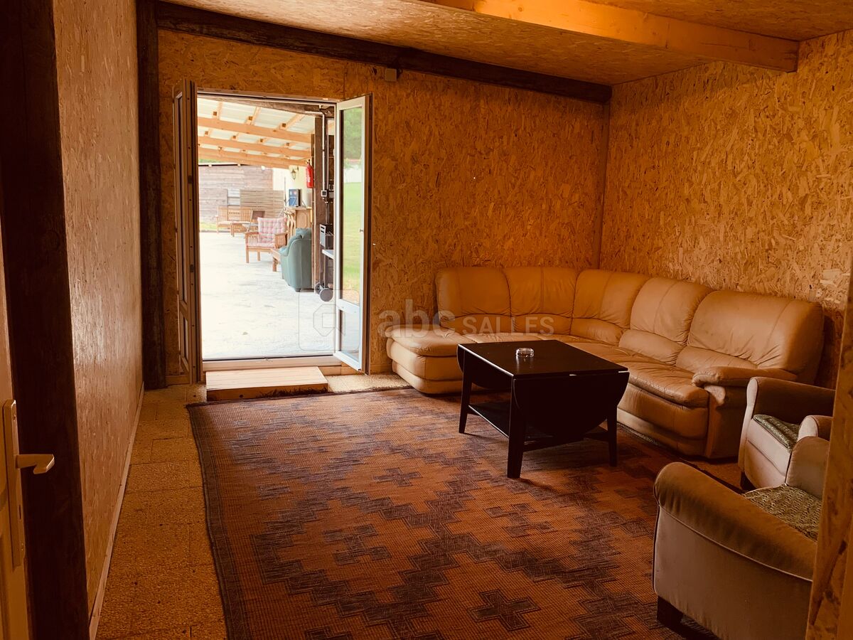 Le Chardonnay/ espace couvert entre préau et salle