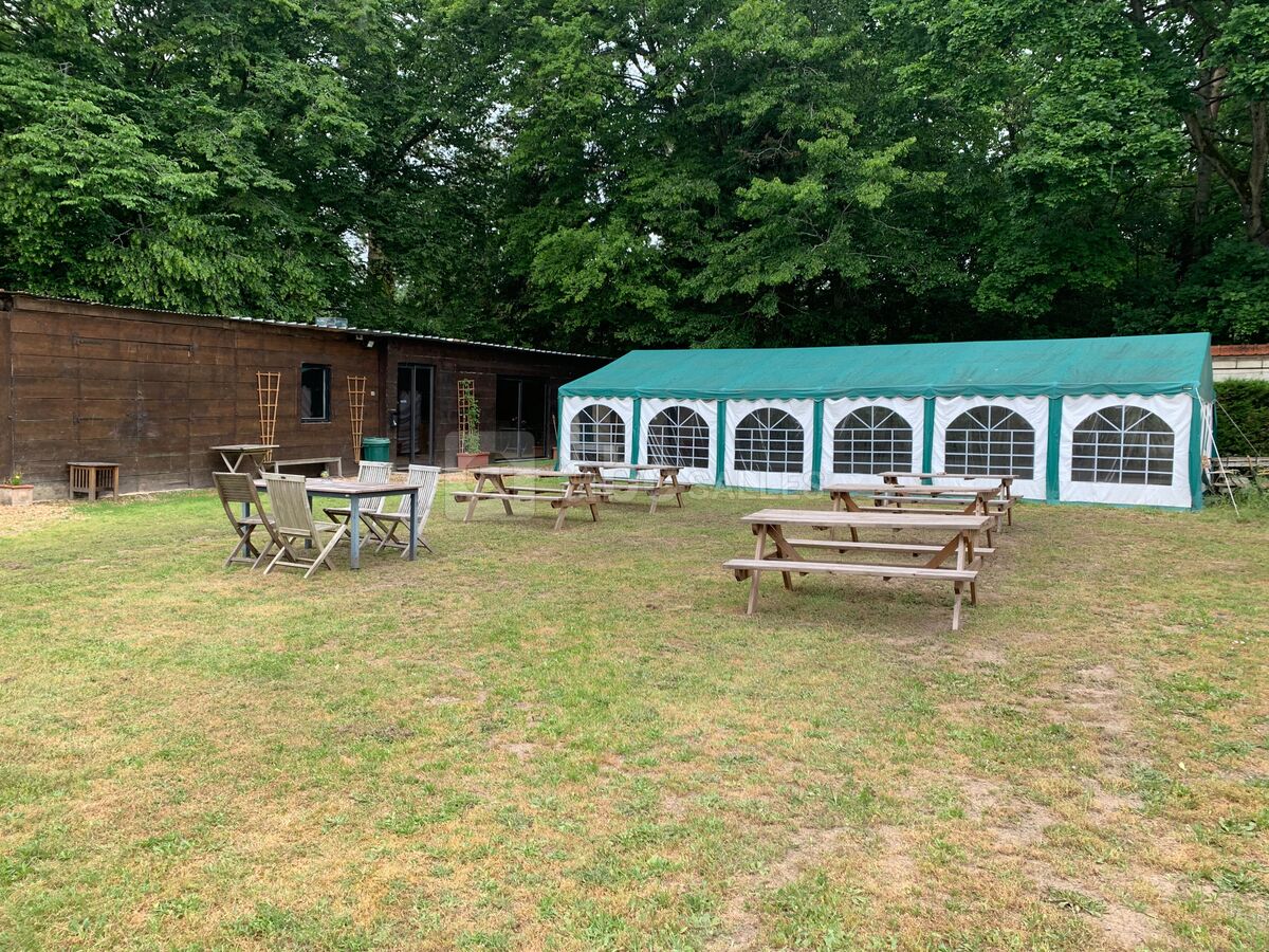 Le Chardonnay/Extérieur devant salle/ Barnum 6x12m
