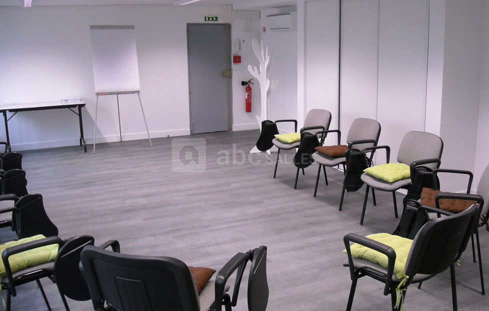 Salle de formation jaune