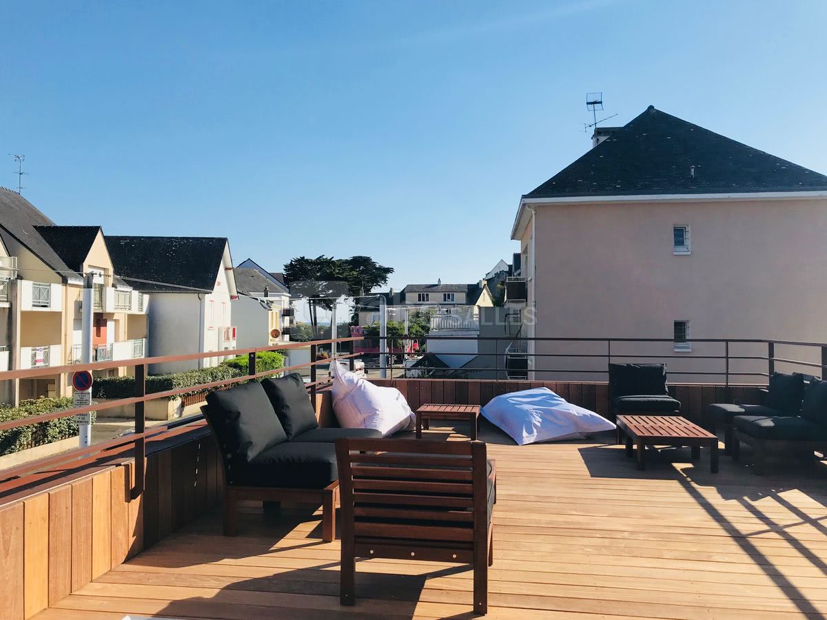 Terrasse avec au loin la mer.