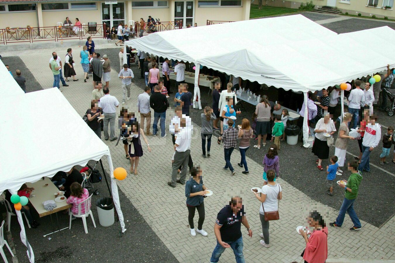 La place devant la salle peut être soit un parking, soit accueillir des chapiteaux