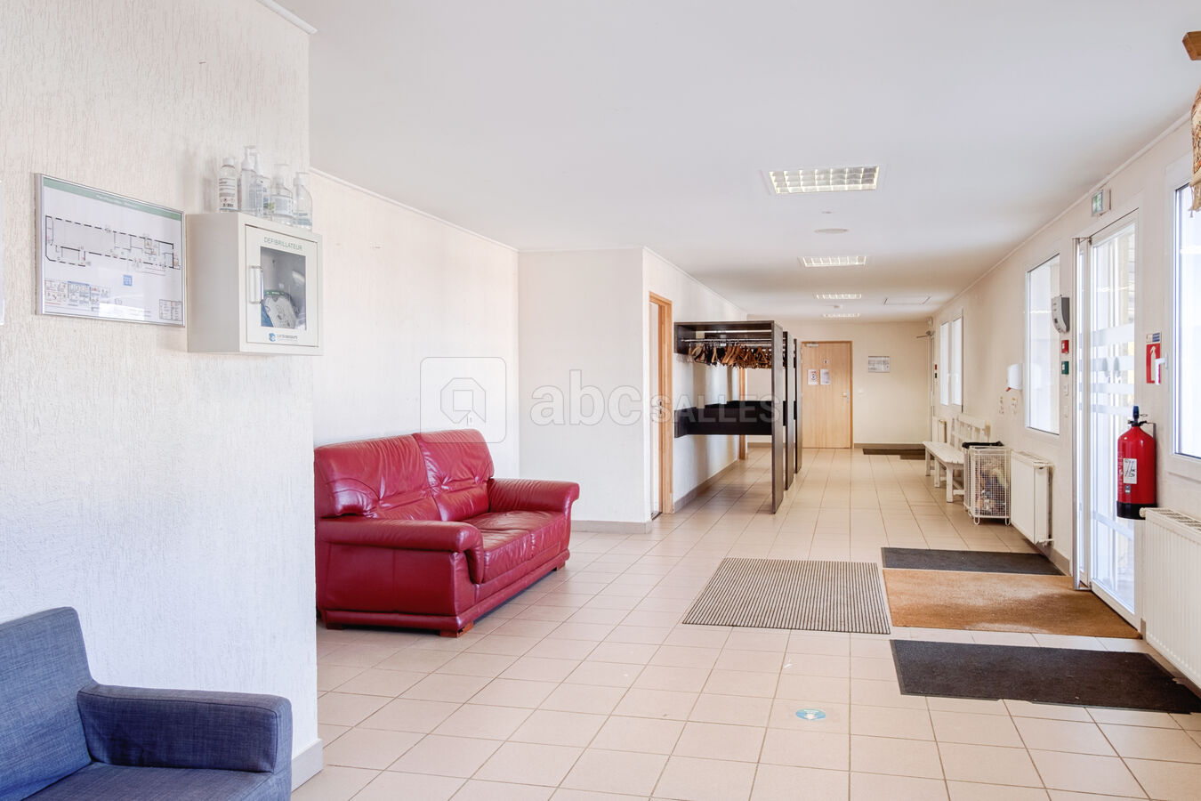 L'entrée du bâtiment principal avec le vestiaire