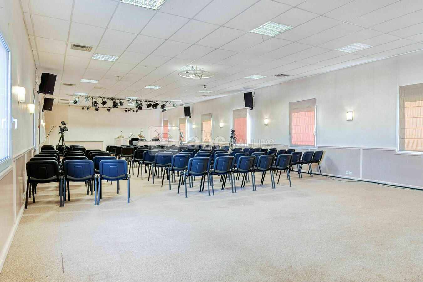 Salle de réunion vue de l'entrée couloir